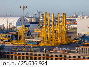 Скважинная арматура на причале в Port Fourchon, Louisiana (2017 год). Редакционное фото, фотограф Алексей Шматков / Фотобанк Лори