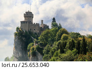Башня Ла Честа на горе Титано в Сан-Марино (2015 год). Стоковое фото, фотограф Александр Степанов / Фотобанк Лори