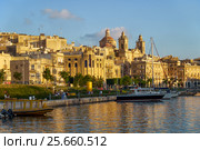 The view of Cospicua city from the water of Dockyard creek. Bormla. Malta (2015 год). Редакционное фото, фотограф Сергей Пристяжнюк (Serg Zastavkin) / Фотобанк Лори