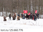 Перестрелка революционных солдат при защите демонстрантов с солдатами. Реконструкция "За Петроград" (2017 год). Редакционное фото, фотограф Александр Щепин / Фотобанк Лори