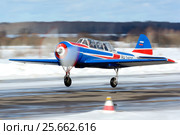 Самолет Як-52 (бортовой RA-2462G) на разбеге (2017 год). Редакционное фото, фотограф Alexei Tavix / Фотобанк Лори