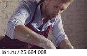 Young master of the potter's wheel. Стоковое видео, видеограф Raev Denis / Фотобанк Лори