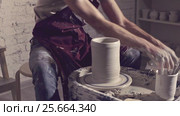 Master models vase on a potter. Стоковое видео, видеограф Raev Denis / Фотобанк Лори