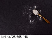Gold-plated spoon and flour. Стоковое фото, фотограф Дегтярева Виктория / Фотобанк Лори