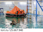 Тренировка по оставлению судна в бассейне (2017 год). Редакционное фото, фотограф Алексей Шматков / Фотобанк Лори