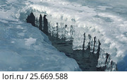 Icicles in polynya on ice of river Katun in winter. Стоковое видео, видеограф Сергей Пристяжнюк (Serg Zastavkin) / Фотобанк Лори