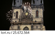 The gothic Church of Mother of God in front of Tyn in Old Town Square and holiday fireworks , Prague, Czech Republic (2017 год). Стоковое видео, видеограф Владимир Журавлев / Фотобанк Лори