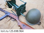 Армейская катушка связиста с автоматом ППШ и противопульной каской. Стоковое фото, фотограф Анатолий Матвейчук / Фотобанк Лори