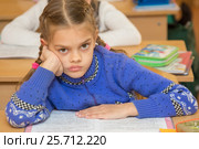 Первоклассница на уроке чтения смотрит на учителя и внимательно слушает его. Стоковое фото, фотограф Иванов Алексей / Фотобанк Лори