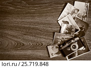 Винтажный дальномерный фотоаппарат с фотокарточками (2017 год). Редакционное фото, фотограф Евгений Прокофьев / Фотобанк Лори