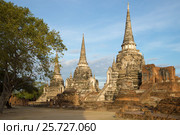 Древние ступы буддистского храма Wat Phra Si Sanphet солнечным утром. Аютхая, Таиланд (2017 год). Стоковое фото, фотограф Виктор Карасев / Фотобанк Лори