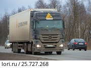 Автопоезд транспортной экспедиционной компании "Деловые линии" с тягачом "Мерседес Актрос 1841" на трассе М-10 крупным планом (2017 год). Редакционное фото, фотограф Виктор Карасев / Фотобанк Лори