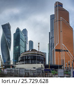 Москва. Башни бизнес центра "Москва Сити", ТРЦ "Афимолл" и концертный зал с куполом в виде циферблата больших часов. (2017 год). Редакционное фото, фотограф Светлана Васильева / Фотобанк Лори