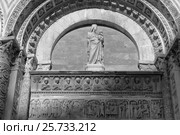 Арка с барельефами над входом в Баптистерий Сан-Джованни (Battistero di San Giovanni). Монохром. Пиза, Италия (2015 год). Стоковое фото, фотограф Александр Степанов / Фотобанк Лори