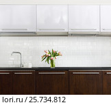 Pink tulips bouquet in glass vase on the kitchen. Стоковое фото, фотограф Дарья Петренко / Фотобанк Лори