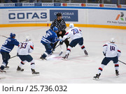 M. Karsums (15) vs J. Taffe (20) on faceoff (2016 год). Редакционное фото, фотограф Alexander Mirt / Фотобанк Лори