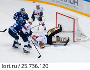 Barry Brust (33) save the gate (2016 год). Редакционное фото, фотограф Alexander Mirt / Фотобанк Лори