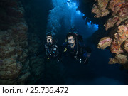 Man and woman scuba divers swimming in the canyon, Red sea, Dahab, Sinai Peninsula, Egypt (2016 год). Редакционное фото, фотограф Некрасов Андрей / Фотобанк Лори