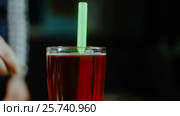 Add Straws To Tea Bubbles Drink. Стоковое видео, видеограф Станислав Панкратов / Фотобанк Лори