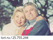 Mature couple hugging each other in park. Стоковое фото, фотограф Яков Филимонов / Фотобанк Лори