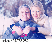 Mature married couple embracing on sunny day. Стоковое фото, фотограф Яков Филимонов / Фотобанк Лори