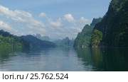 View from boat on Cheow Lan lake in Thailand (2017 год). Стоковое видео, видеограф Михаил Коханчиков / Фотобанк Лори