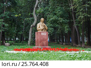Памятник Кулибину и клумба с красными и белыми цветами в парке в Нижнем Новгороде (2012 год). Редакционное фото, фотограф Дмитрий Тищенко / Фотобанк Лори