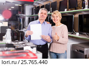 Married adults are buying in store on credit. Стоковое фото, фотограф Яков Филимонов / Фотобанк Лори