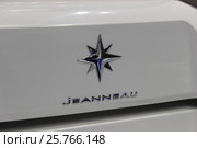 Логотип Jeanneau на моторной яхте "Жано" крупным планом - вид на корму (2017 год). Редакционное фото, фотограф Илья Илмарин / Фотобанк Лори
