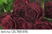 Rain on beautiful bouquet of red roses slow motion stock footage video. Стоковое видео, видеограф Юлия Машкова / Фотобанк Лори