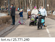 Дети и их родители на прогулке в парке (2017 год). Редакционное фото, фотограф Бурмистрова Ирина / Фотобанк Лори