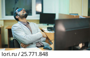 Office Worker sleeping at work. Стоковое видео, видеограф Илья Шаматура / Фотобанк Лори