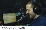 Radio dj man indoor at radio studio. Стоковое видео, видеограф Виктор Аллин / Фотобанк Лори