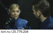 Attractive happy radio host interviewing a guest in studio. Стоковое видео, видеограф Виктор Аллин / Фотобанк Лори