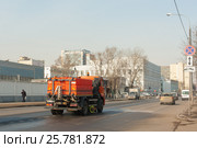 Москва. Поливомоечная машина на улице Плеханова (2017 год). Редакционное фото, фотограф Бурмистрова Ирина / Фотобанк Лори