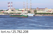 Сухогруз "Салават" (Тип СТ-1300, проект Р-168/К-90) проплывает по Неве мимо трехмачтового парусника "Мир" (2016 год). Стоковое видео, видеограф Сергей Дубров / Фотобанк Лори