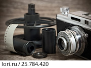 Винтажный дальномерный фотоаппарат с пленкой и катушкой для проявки. Стоковое фото, фотограф Евгений Прокофьев / Фотобанк Лори