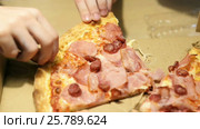 Hands taking pizza cuts. Стоковое видео, видеограф Сергей Кальсин / Фотобанк Лори