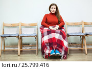 Молодая женщина инвалид сидит в инвалидном кресле с ногами прикрытыми одеялом. Стоковое фото, фотограф Кекяляйнен Андрей / Фотобанк Лори