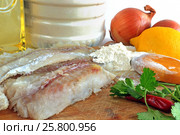 Филе свежей рыбы и продукты для зажарки:мука, лук, растительное масло, зелень, лимон. Стоковое фото, фотограф Елена Перминова / Фотобанк Лори