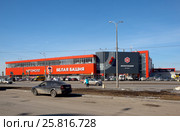 Автомолл «Белая Башня». Екатеринбург (2017 год). Редакционное фото, фотограф Сергей Афанасьев / Фотобанк Лори