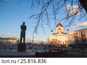 Кафедральный соборный храм Христа Спасителя в Москве, вид с улицы Пречистенки ранней весной (2017 год). Редакционное фото, фотограф Emelinna / Фотобанк Лори