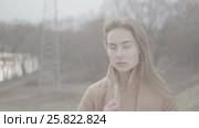 Portrait of Attractive Smiling Caucasian Ethnicity Woman in Urban Environment. Стоковое видео, видеограф Серёга / Фотобанк Лори