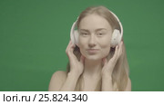 Happy Girl Listen Music in White Headphones. Стоковое видео, видеограф Серёга / Фотобанк Лори