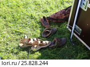 Обувь на траве, лето, ушли босиком. Стоковое фото, фотограф Цветкова Елена / Фотобанк Лори
