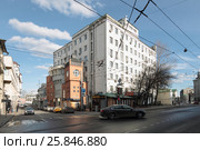 Москва, дом на углу улиц Большая Полянка и Погорельский переулок (2017 год). Редакционное фото, фотограф Дмитрий Неумоин / Фотобанк Лори