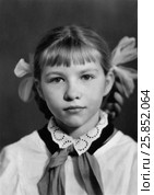 Портрет девочки в школьной парадной форме, 1969 год (без ретуши) Стоковое фото, фотограф Ирина Борсученко / Фотобанк Лори