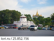 Вид на старинный форт Mahakarn Fortress и ступу буддистского храма Wat Saket облачным днем. Бангкок, Таиланд (2016 год). Редакционное фото, фотограф Виктор Карасев / Фотобанк Лори