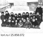 Группа детей детского сада зимой в снегопад, конец 1950-х годов. Редакционное фото, фотограф Николай Мухорин / Фотобанк Лори