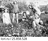 В поле из одуванчиков. 1971. Редакционное фото, фотограф Зобков Юрий / Фотобанк Лори